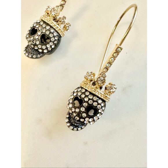 Gorgeous Halloween gold & gun metal color skull dangle earrings with crown - Picture 7 of 9